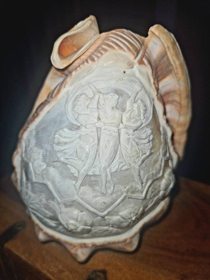 VINTAGE HAND CARVED CAMEO SEA SHELL LAMP