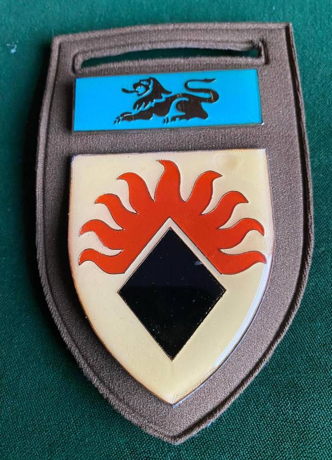 SECUNDA COMMANDO FLASH-WITH COMMAND BAR-PINS INTACT