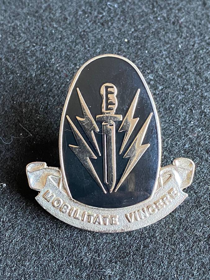 61 MECHANISED  BATTALION GROUP CAP BADGE WITH SILVER DAGGER AND LIGHTING BELTS-APPROVED IN 1991-2X S