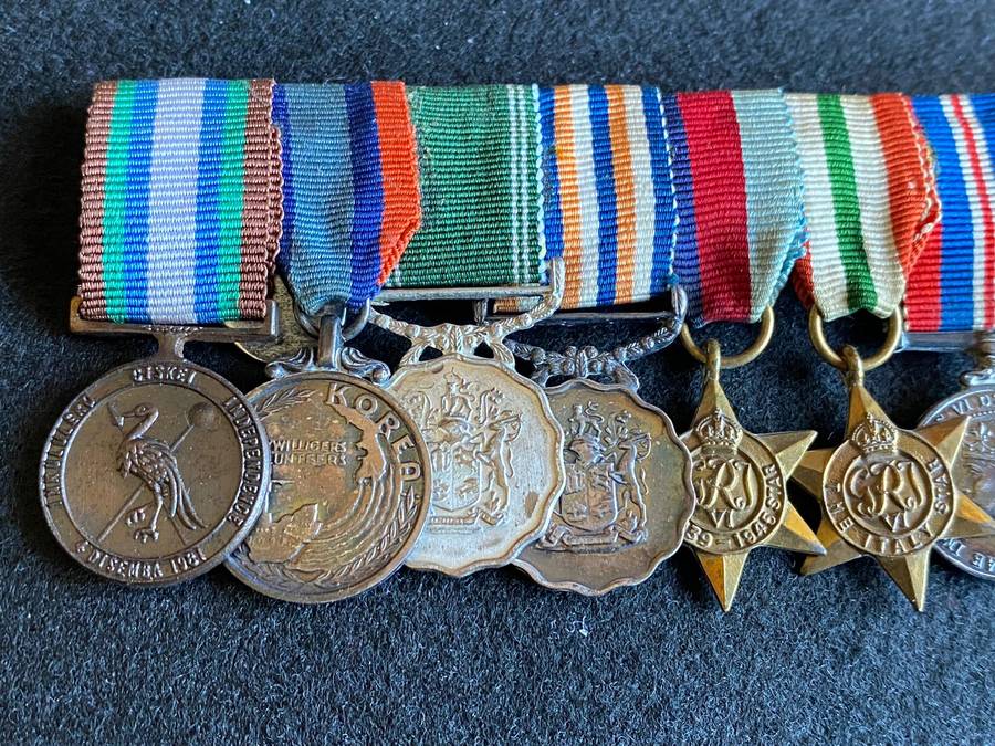 3 LOGBOOKS SPANNING FROM WW2,KOREA WAR UP TO 1958,PILOTS FLYING MANVAL,MINIATURE MEDAL GROUP WITH BO