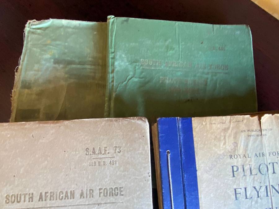 3 LOGBOOKS SPANNING FROM WW2,KOREA WAR UP TO 1958,PILOTS FLYING MANVAL,MINIATURE MEDAL GROUP WITH BO