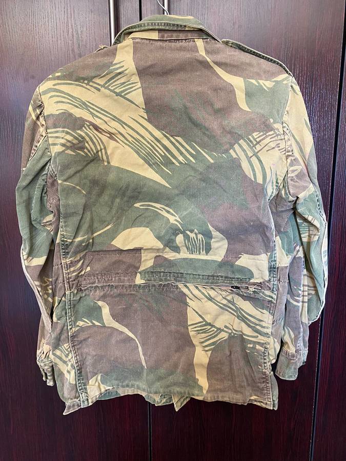 RHODESIAN CAMO JACKET,PADDED ELBOWS AND ZIP ON THE BACK-SIZE LARGE-MEASURES 58 CM ARMPIT TO ARMPIT-C