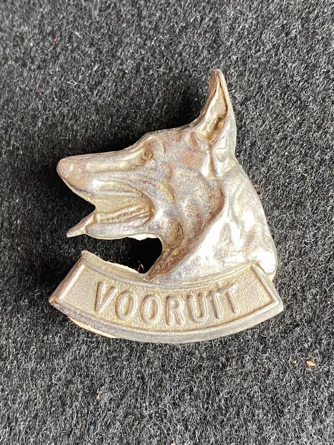 DOG CENTRE BERET BADGE-WORN 1986-1993- 2X SCREW LUGS