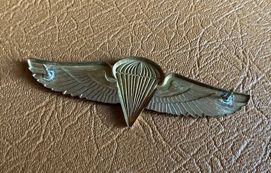 ZAMBIAN ARMY PARACHUTE WINGS-RED CENTRE WITH GILT WINGS-1970'S-80'S- 2 PINS