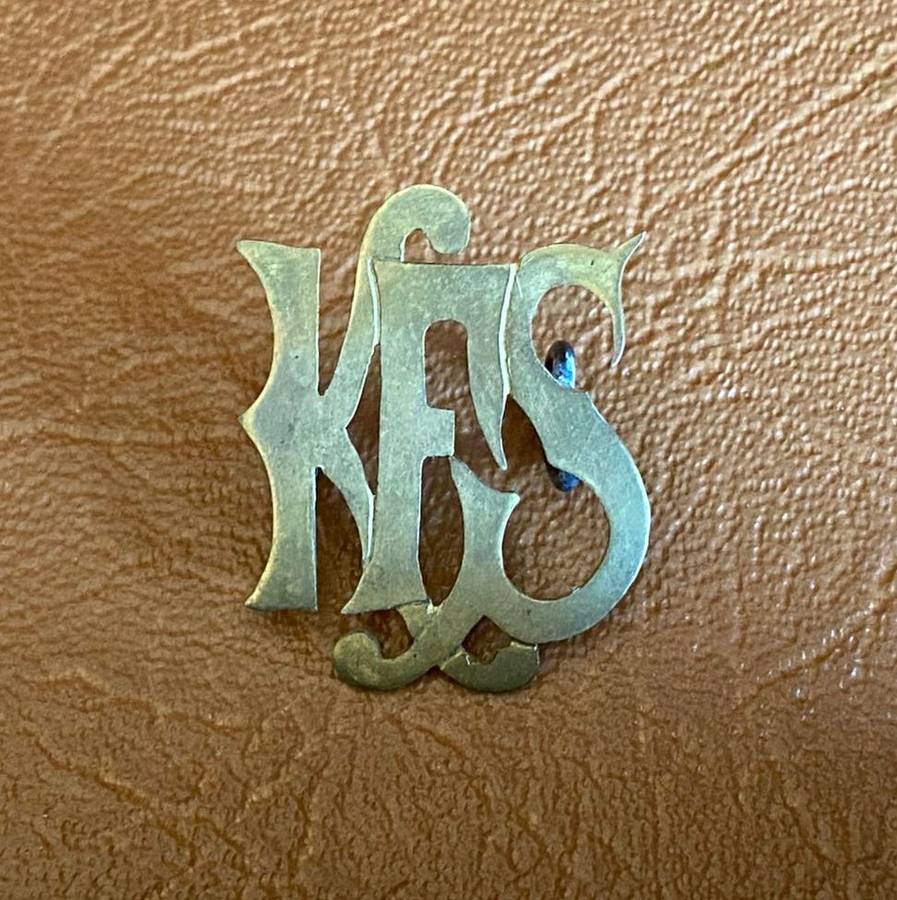 BOER WAR QUEEN VICTORIA TIN AND BADGE-SOLD TOGETHER