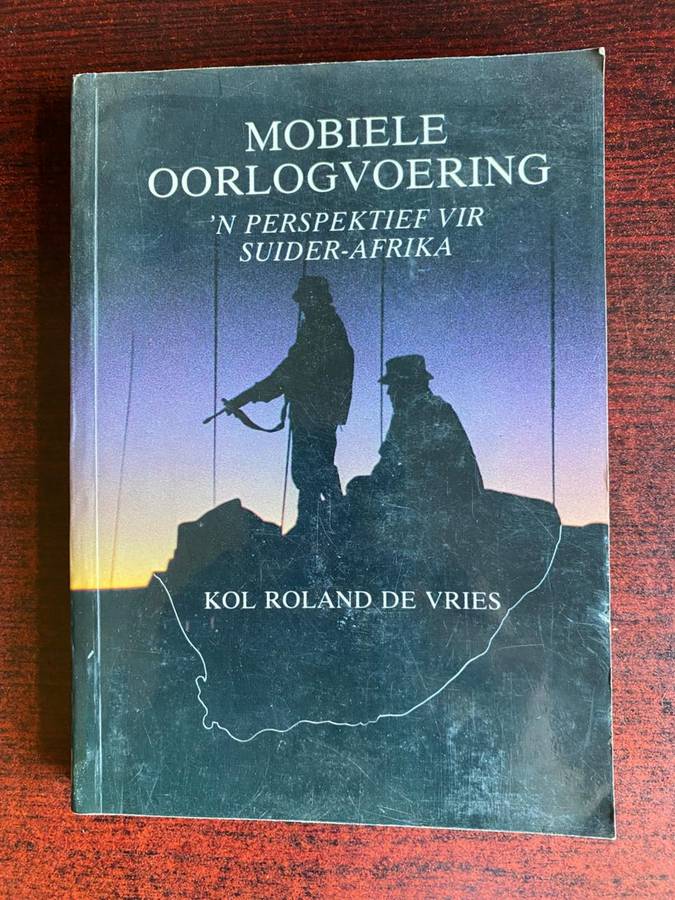 MOBIELE OORLOGVOERING BY KOL. ROLAND DE VRIES-SIGNED BY HIM-FIRST EDITION PUBLISHED 1987-197 PAGES-G