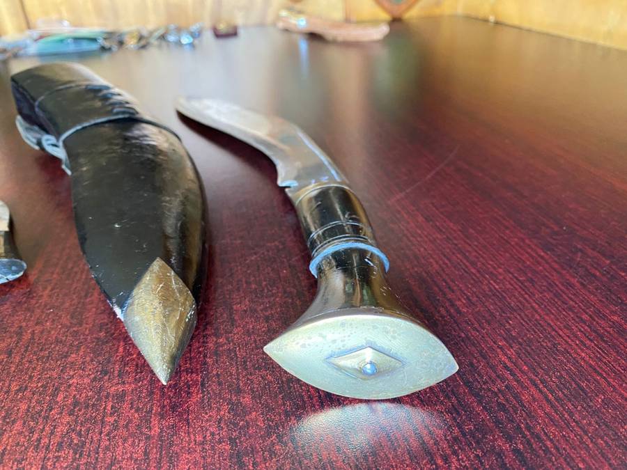 LOVELY ANTIQUE 1980'S KUKRI KNIFE WITH CURVED BLADE AND HORN CARVED FLARED ERGONOMIC POMMEL HANDLE W
