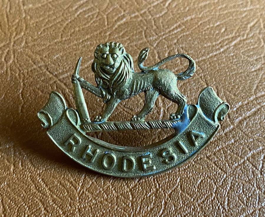 RHODESIA AIR FORCE CAP BADGE-WORN WW2- 2 LUGS