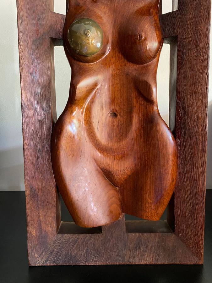 BEAUTIFULL VINTAGE WOODEN CARVED MID-CENTURY STYLE FEMALE TORSO IN FRAME WITH HAND BEATEN COPPER DE