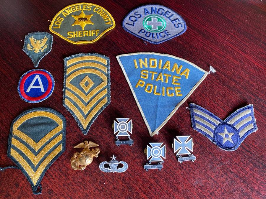 USA MIXED LOT OF BADGES AND RANKS