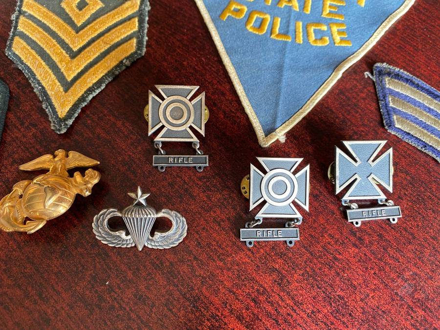USA MIXED LOT OF BADGES AND RANKS