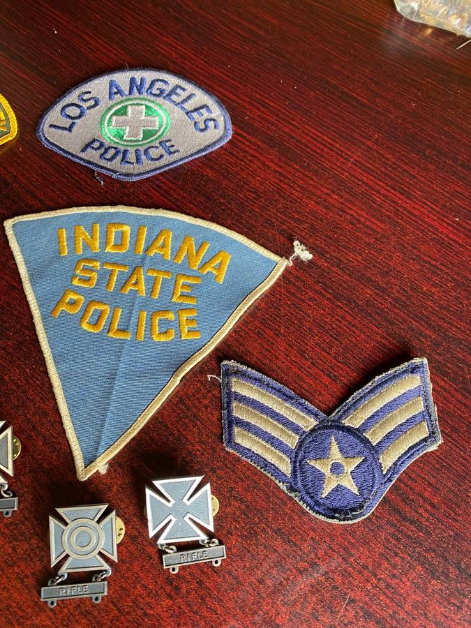 USA MIXED LOT OF BADGES AND RANKS