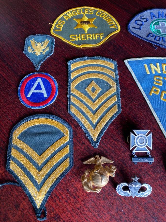 USA MIXED LOT OF BADGES AND RANKS