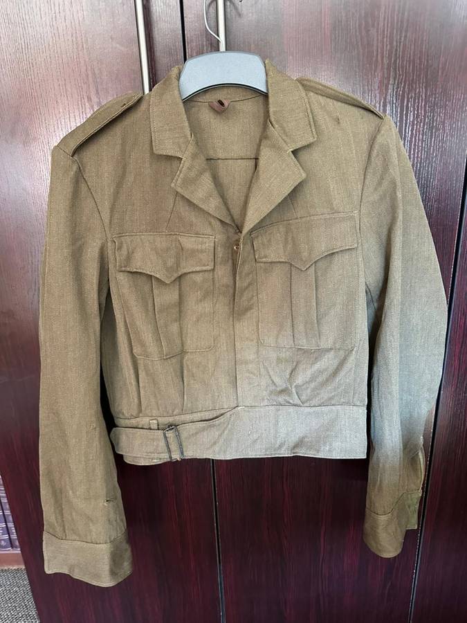 BUNNY JACKET,NEEDS SMALL REPAIR ON SLEEVE OTHERWISE GOOD-SIZE MEDIUM-MEASURES 50 CM ARMPIT TO ARMPIT