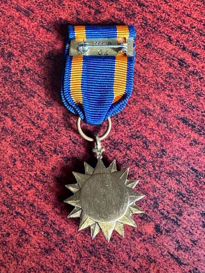 MINIATURE US MEDAL ESTABLISHED 1942 FOR ACTS OF HEROISM OR MERITORIOUS SERVICE DURING AERIAL FLIGHT
