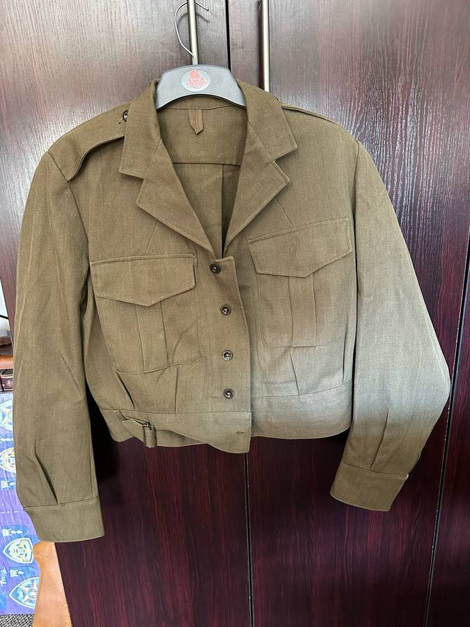 BUNNY JACKET-LOOKS LIKE SIZE 380-MEASURES 53 CM ARMPIT TO ARMPIT-CONDITION ALMOST MINT