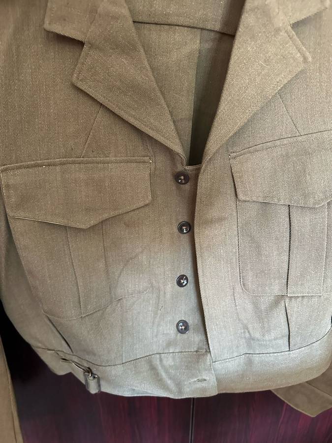 BUNNY JACKET-LOOKS LIKE SIZE 380-MEASURES 53 CM ARMPIT TO ARMPIT-CONDITION ALMOST MINT