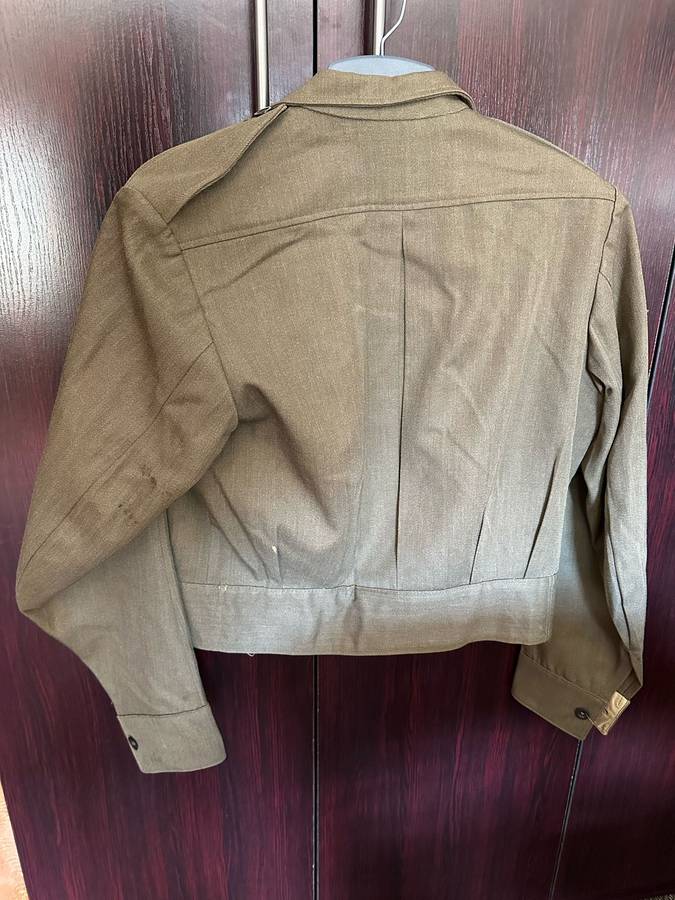 BUNNY JACKET-LOOKS LIKE SIZE 380-MEASURES 53 CM ARMPIT TO ARMPIT-CONDITION ALMOST MINT