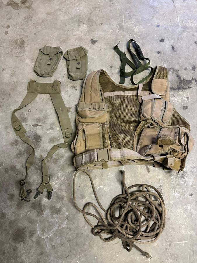 Mixed army lot, sold together.
