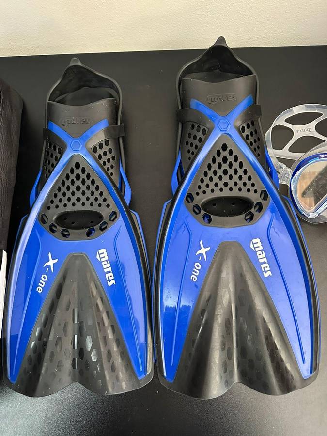Mares Aquazone snorkel and diving fins combo. Size LxL (adjustable) Condition complete, no damage. O