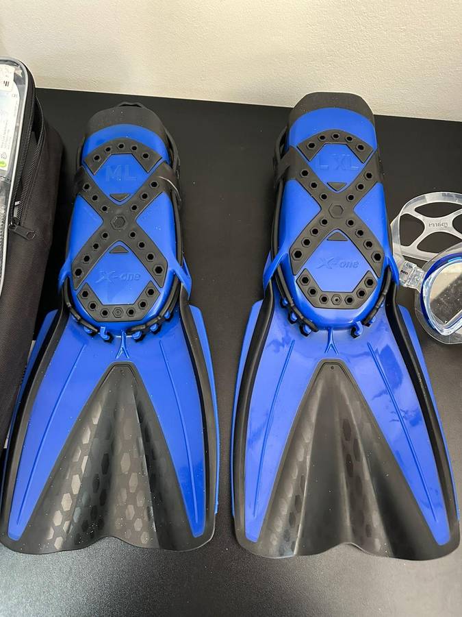 Mares Aquazone snorkel and diving fins combo. Size LxL (adjustable) Condition complete, no damage. O