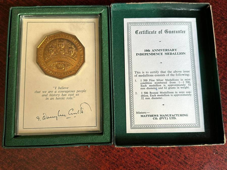 Boxed bronze Rhodesian Independence medallion.