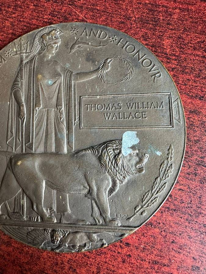 WW1 Bronze plaque for remembrance presented to next of kin of G/93822 pte Thomas William Wallace 43r
