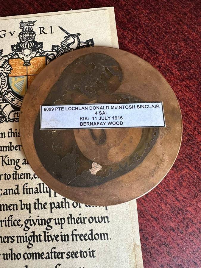 WW1 Bronze plaque for remembrance presented to next of kin of 6099 pte Lochlan Donald Mcintosh Sincl