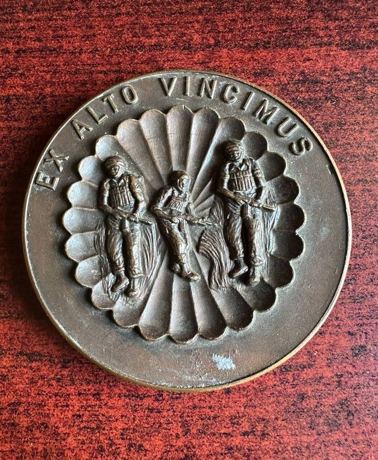1 Parachute battalion 21st birthday anniversary 1 April 1982 medallion. Diameter 75 mm.