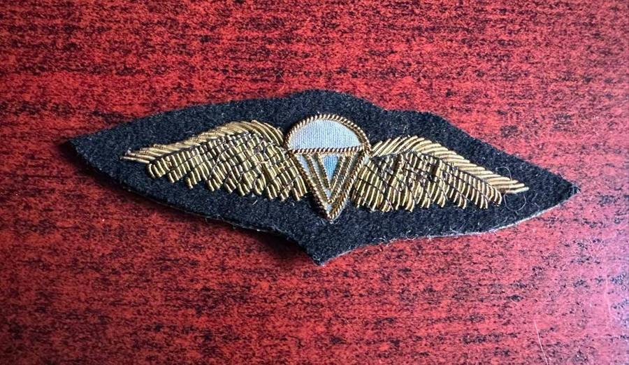 SA parachute basic and advance wings. Naval personnel. Gold bullion embroidered.
