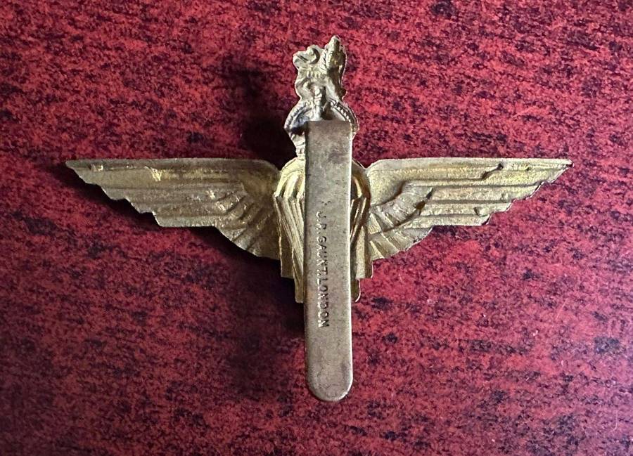 British parachute regiment cap badge. Brass. Worn WW2.