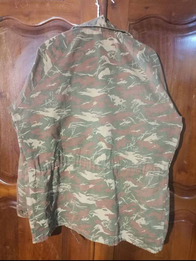 Koevoet camo bush jacket. Bush jacket marked Small but will fit a Medium. See length armpit to armpi