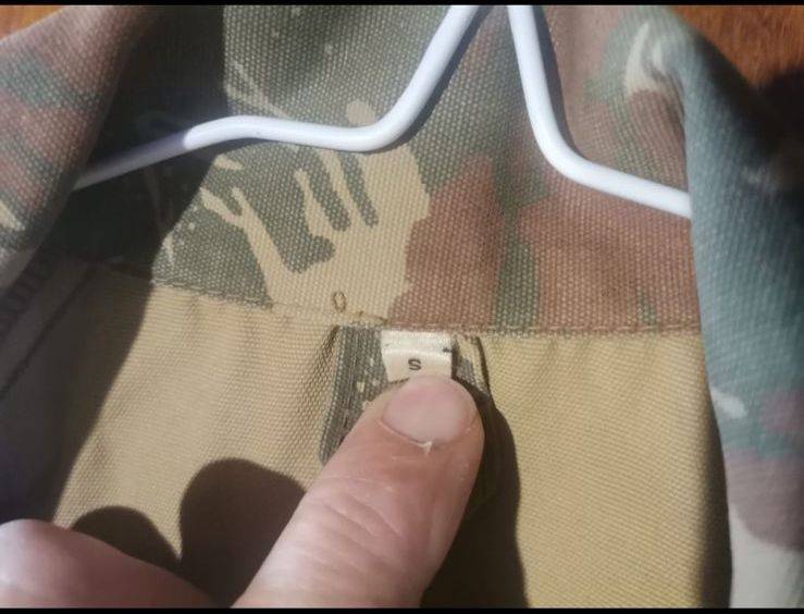 Koevoet camo bush jacket. Bush jacket marked Small but will fit a Medium. See length armpit to armpi