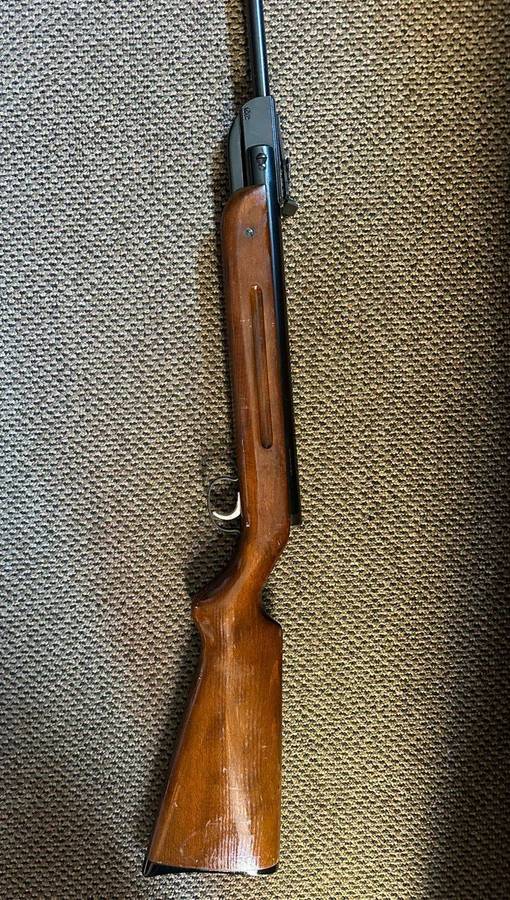Gecado model 35 air gun,made in Germany. This rifle is in very good and working condition. Total len