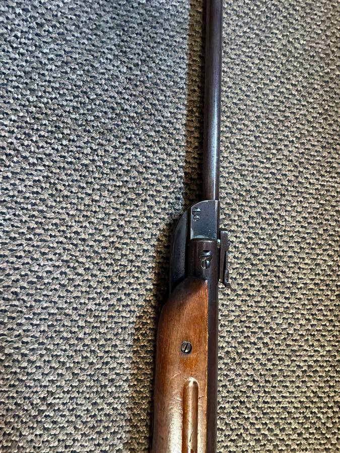 Gecado model 25 air rifle,made in Germany. Complete and good working condition. Total length 97cm.