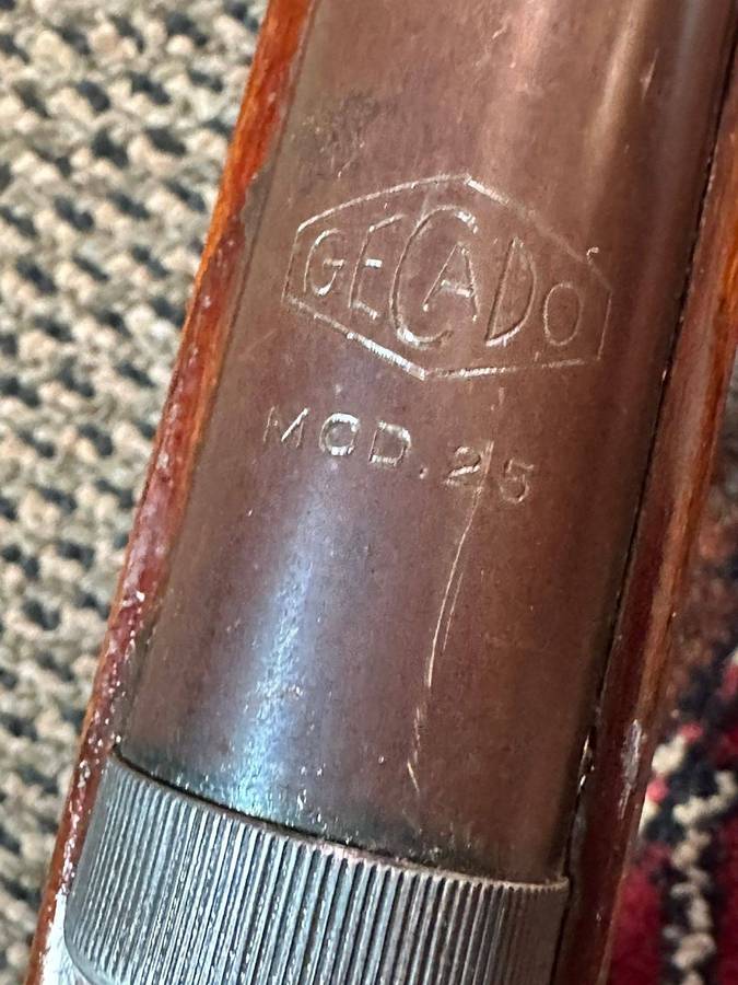 Gecado model 25 air rifle,made in Germany. Complete and good working condition. Total length 97cm.