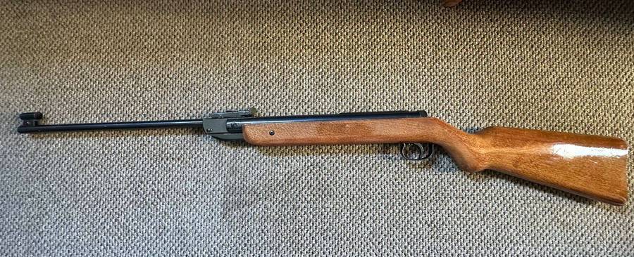 Gecado model 27 air rifle,made in Germany. Very good,complete and working condition. Overall length