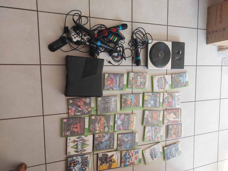 XBOX 360 with 24 games & DJ HERO with additional macs and other accessories as per pics