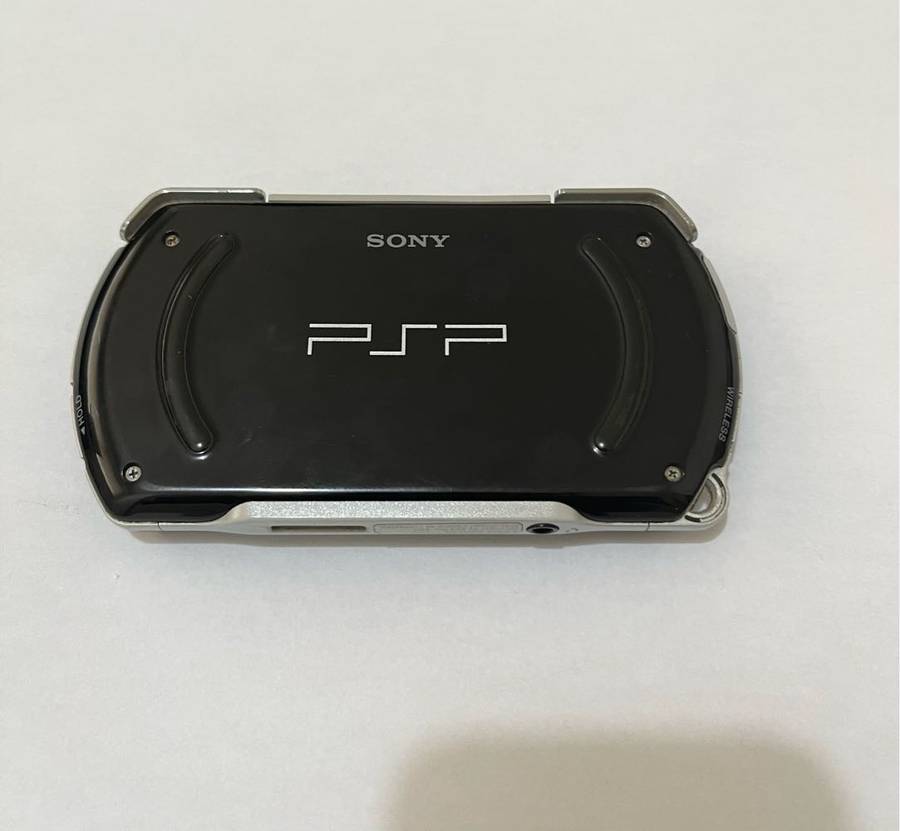 Sony PSP Go - 16GB + Charge Cable