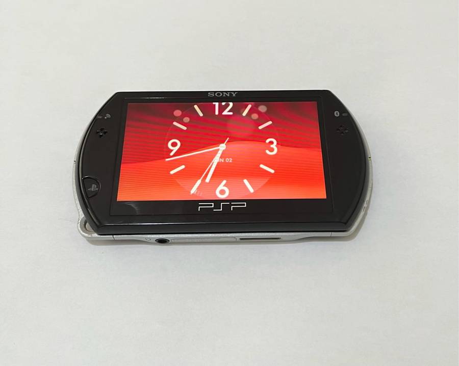 Sony PSP Go - 16GB + Charge Cable