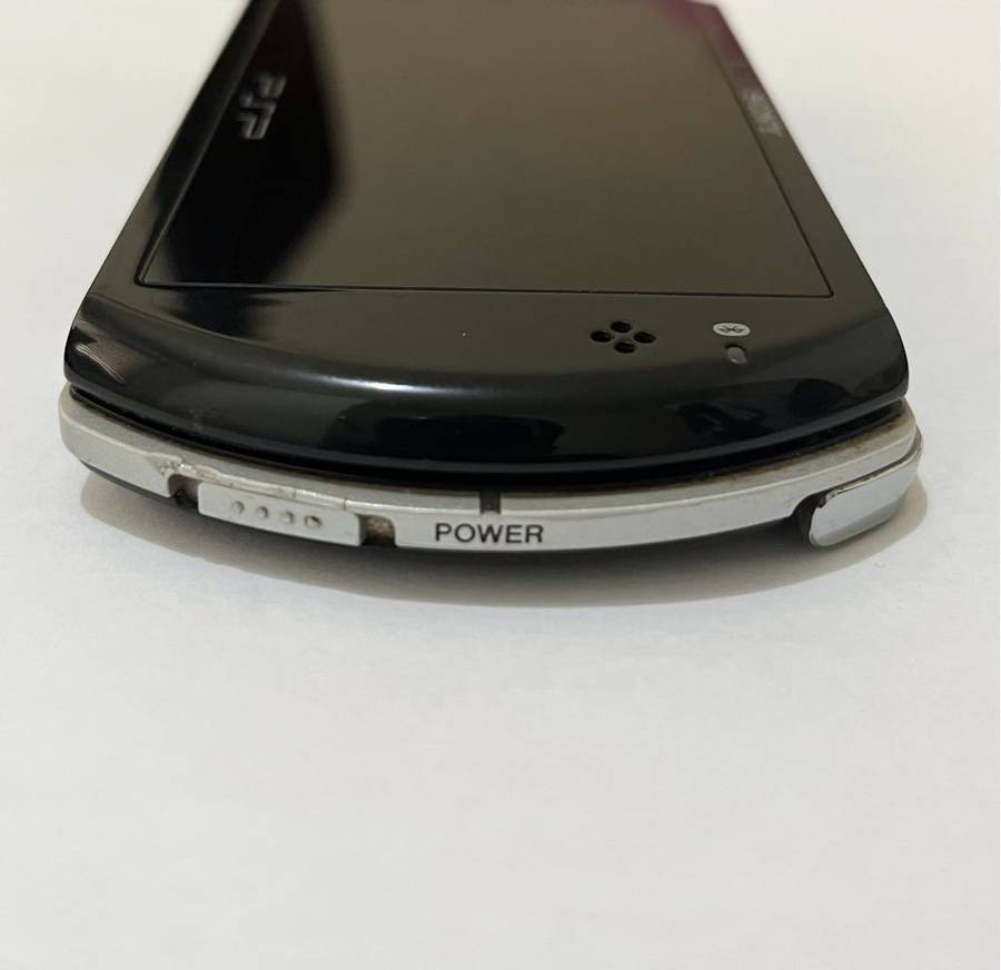 Sony PSP Go - 16GB + Charge Cable