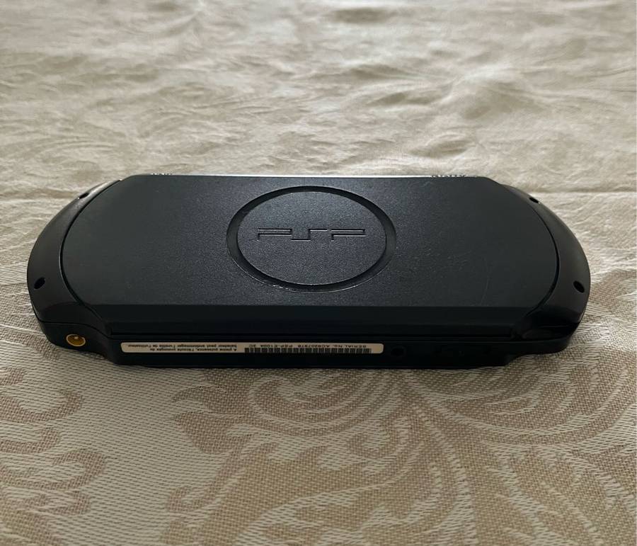 PSP Street E1004 (Black) + 4 Games