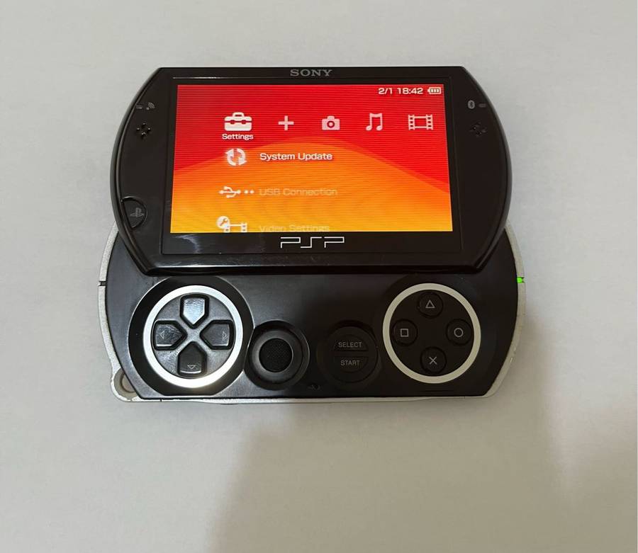 Sony PSP Go - 16GB + Charge Cable