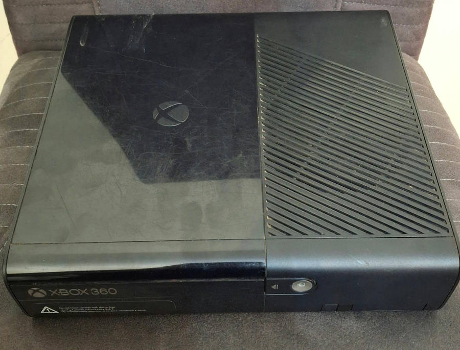 Xbox 360 E - 500GB + 4 Games