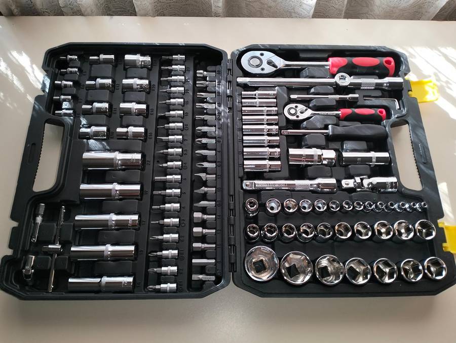 108 pieces 1/4" & 1/2"DR. Socket & bit set