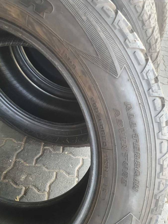 255/60/20 Goodyear Wranglar AT. Very good condition