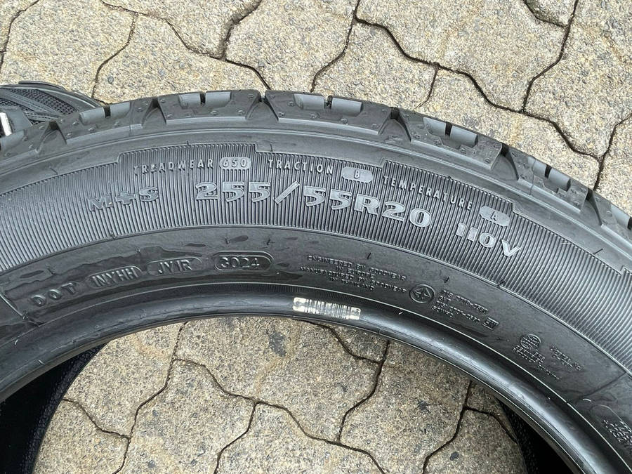 255/55/20 × 4 Goodyear Wranglar M+S 110V. Like new