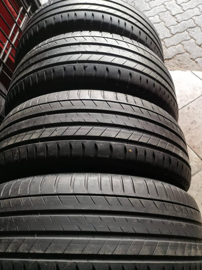 235/60/18 × 4 Michelin Latitude 3. Good Condition. 80% life