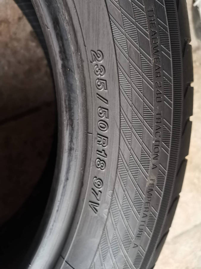 2 x 235/50/18 × Yokohama Runflat tyres