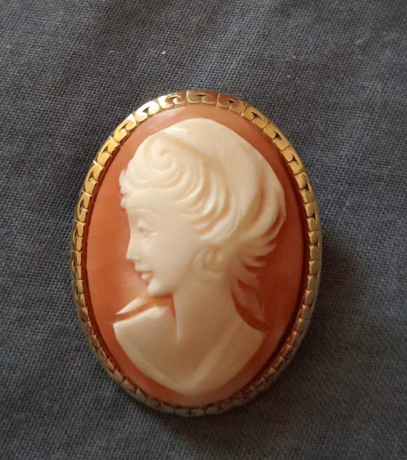 18k yellow gold cameo brooch